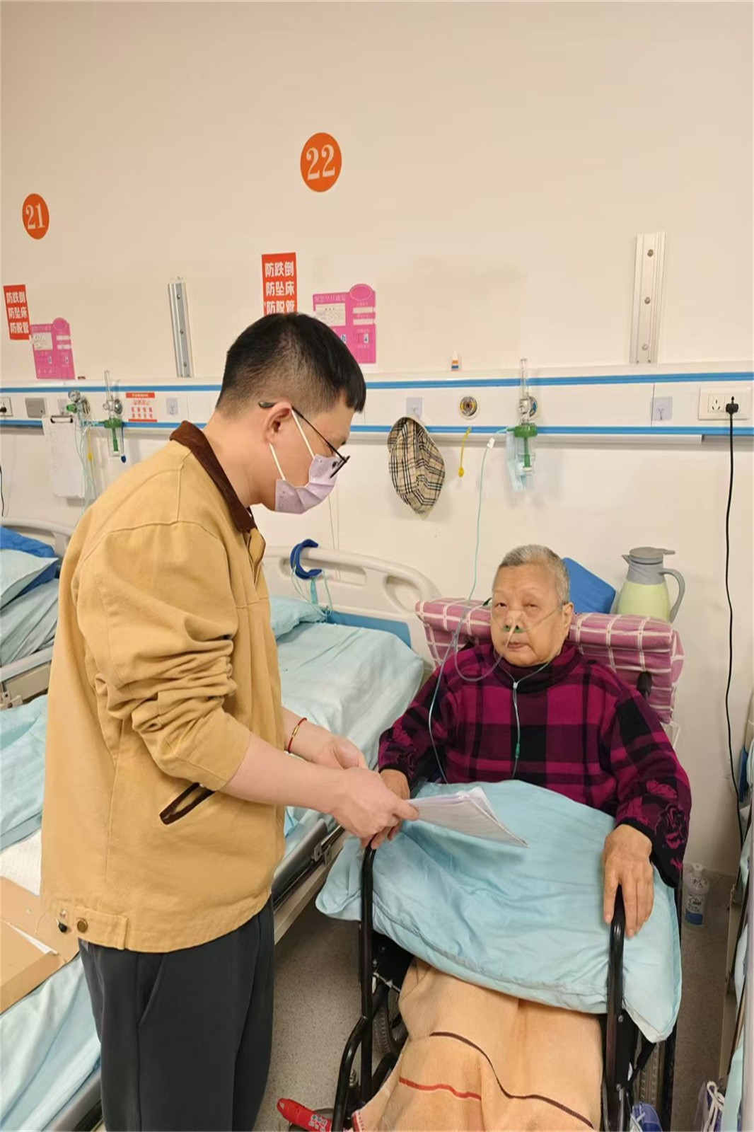 暖心服务进病房，，，，，业务办理零距离.jpg